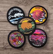 Patch brodé circulaire à coudre, motif scène de camping au ciel nocturne avec lune, étoiles, arbres, lac et tente - Product Image 6
