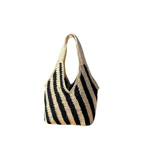 Sublimez votre look estival avec ce sac élégant en fil naturel, doté d'un design tissé à rayures noires et blanches. - Product Image 1