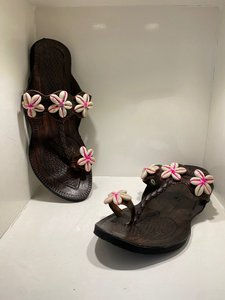 Sandalias Planas de Cuero con Conchas de Cauri Hechas a Mano para Mujer, Estilo Boho Étnico, Calzado de Playa para Primavera/Invierno, de Cuero Genuino, Sin Cordones - Product Image 5