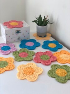 Sous-verres en feutre non tissé faits main avec fleurs au crochet, à coudre, taille personnalisée, dessous de pot en peluche à motif floral, décoration d'intérieur, protection pour tasses et mugs - Product Image 1