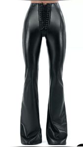Pantalon noir en cuir véritable écologique, style gothique, taille haute, coupe skinny, longueur intégrale, avec détails en dentelle et fermeture boutonnée. - Product Image 2