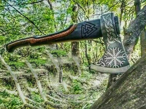 Hacha Vikinga Hecha a Mano de Acero al Carbono con Mango de Madera de Fresno Grabado y Funda de Cuero para Partir Leña y Caza/Camping - Product Image 3