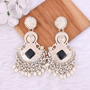 Pendientes Colgantes de Diseño Étnico en Plata Alemana con Ónix Negro y Perla - Product Image 2