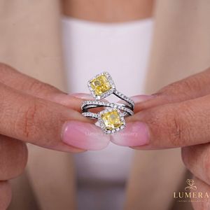 แหวนหมั้นเพชรทรงคุชชั่นสีเหลืองแฟนซีสำหรับผู้หญิง LUMERA ทองคำขาว วงแหวนคู่ สไตล์คลาสสิก รับรองโดย IGI - Product Image 1