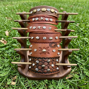 Barrette à cheveux en cuir façonnée à la main, épingle sculptée florale, accessoire pour cheveux en bois, design rustique, pince à cheveux pour femme - Product Image 4