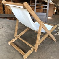 Chaise longue pliante moderne en teck massif avec tissu en toile blanche pour jardin, terrasse et bord de piscine