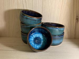 Bol en céramique design, glaçure réactive bleue éblouissante, empilable, gain de place, durable, alimentaire, idéal pour cuisine moderne - Product Image 3