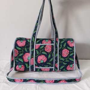Sac de voyage en tissu de coton matelassé imprimé à la main avec des motifs floraux bleu indigo |   Studio d'artisanat Elite, artisanat indien, respectueux de l'environnement, imperméable - Product Image 2