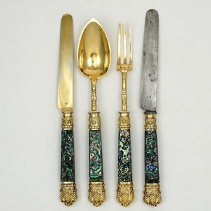 Magnifiques couverts vintage plaqués or avec des manches en nacre multicolores brillants. Disponibles à prix de gros. - Product Image 1