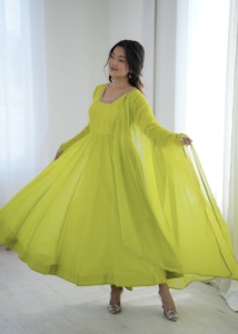 Vestido Anarkali Imperial de Georgette Sintética con Corte Kali y Borde de Encaje Circular de Cinco Metros con Cola Drapeada y Corte Entallado para Mujer - Alta Costura - Product Image 2