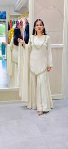 Ensemble Sharara Off-White avec Broderies Miroir, Kurti Court Col V, Pantalon Évasé, Tenue de Soirée Indienne de Créateur, Vente en Gros - Product Image 2