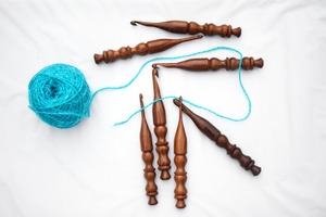 Collection de crochets en bois faits à la main durables, finition lisse, parfaits pour les tricoteuses et artisans professionnels - Product Image 2