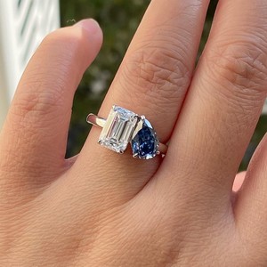 Bague de fiançailles de luxe Toi et Moi en platine avec deux pierres, diamant de laboratoire bleu taille émeraude et diamant taille poire, pour femme - Product Image 3