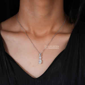 Pendentif de luxe en or blanc 14 carats avec moissanite multi-formes pour femme, orné d'émeraudes ovales et de pierres rondes, poids total 2,63 carats - Product Image 1