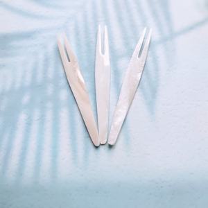 Fourchette en nacre blanche naturelle utilisée pour les Fruits, décoration faite à la main du Vietnam, ustensiles écologiques, vente en gros - Product Image 1