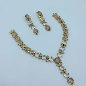 Ensemble de colliers de créateur JeweleMarket avec pierres en cristal plaqué or, orné de perles d'imitation et de corail - Product Image 1
