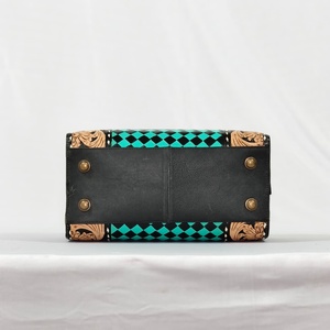 Bolsa de Viaje de Cuero de Lujo con Diseño Floral Repujado y Panel a Cuadros Verde Azulado, Ligera y de Alta Calidad - Product Image 3