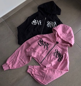 เสื้อฮู้ดครอปพิมพ์ลายกราฟฟิตีสไตล์ Y2K คุณภาพพรีเมียม ทรงโอเวอร์ไซส์ ไหล่ตก ผ้าฟลีซ - Product Image 1