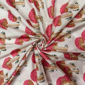 Tissu en coton léger imprimé sur mesure avec un motif mignon de champignons pour vêtements pour bébés, quilting et textile de maison pour filles et garçons - Product Image 1