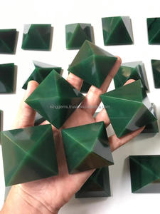 VENTE CHAUDE CRISTAL EN GROS PYRAMIDE DE JADE VERT NATUREL POUR LA MÉDITATION ET LA GUÉRISON MÉTHAPHYSIQUE PYRAMIDE EN CRISTAL FENGSHUI DÉCOR - Product Image 2