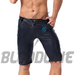 Shorts Bermuda pour homme en PU noir avec poches, taille élastique, style gothique - Product Image 1