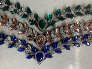 Brida de caballo de lujo personalizada de cuero azul zafiro con cristales en forma de V, marquesa, hoja y lágrima, cosida a mano con costuras de alta resistencia - Product Image 1