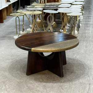 Mesa de centro con acabado en latón y madera maciza - Product Image 1