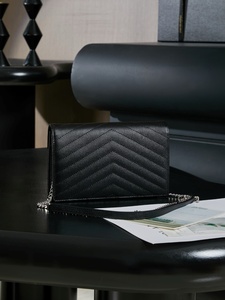 Bolso de Mensajero de Lujo para Mujer, de Gran Capacidad, en Cuero Genuino con Cierre Abierto y Cadena - Product Image 3