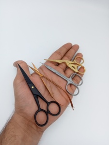 Ciseaux à cuticules professionnels en acier inoxydable, manche en plastique, lame droite et tranchante, durables, résistants à la rouille, pour le soin des ongles - Product Image 5