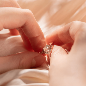 Bague de fiançailles en diamant de laboratoire certifié 2 carats taille coussin 'Old Mine Cut', artisanale, en or rose, avec certificat IGI, bijoux fins - Product Image 1
