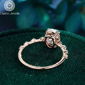 แหวนหมั้นมอยซาไนต์ทรงคุชชั่นจาก Charm Jewells รับรองโดย IGI น้ำหนัก 3 กรัม ชุบทองคำสีกุหลาบ ประดับแบบหนามเตย เครื่องประดับผู้หญิงสุดคลาสสิก - Product Image 3