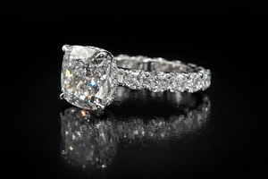 Anillo de Compromiso con Diamante Cultivado en Laboratorio de Corte Cojín de 4.00 CTW, Banda Pavé, Certificado IGI, Oro de 14K, Anillo de Lujo para Novia - Product Image 3