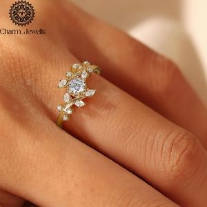 Bague de fiançailles Charm_Jewells pour femme en argent plaqué or 18 carats avec moissanite taille coussin, motif floral, sertissage à griffes, style classique - Product Image 3