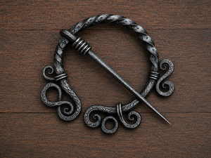 Cruz de Troll Medieval Forjada a Mano, Amuleto Rústico de Hierro Auténtico, Colgante Hecho a Mano por un Herrerín, Inspirado en la Herencia Vikinga - Product Image 6