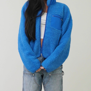 Veste en polaire sherpa de luxe, personnalisée, bleu, avec logo en fourrure peluche sur le devant, fermeture éclair, vêtement d'extérieur tendance pour l'hiver - Product Image 6