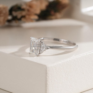 Anillo Moderno de Doble Banda con Moissanita de Corte Esmeralda 2CT, Conjunto de Anillos de Plata 925 Original, Estilo Romántico, Regalo para Novias - Product Image 1