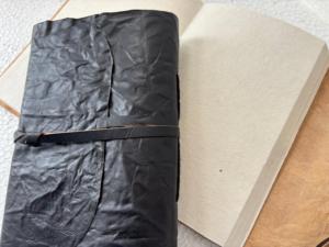 Cuadernos de Cuero Clásicos Vintage con Cierre Envolvente, Ecológicos, Hechos a Mano, Rústicos, para Escribir, Dibujar, Viajar y Regalar - Product Image 3
