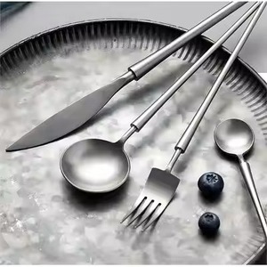Ensemble de couverts élégants en acier inoxydable, conçu pour une vie raffinée et une décoration de cuisine moderne - Product Image 3