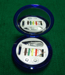 AA0096 Kit de costura para viaje |   Kit de costura portátil con hilo, agujas, tijeras y botones para bordado y reparación - Product Image 1