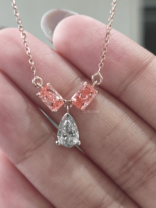 Collier de luxe en or rose 14 carats avec diamant de laboratoire taille poire certifié IGI 1,65 ct, design nœud, serti à griffes, pierres latérales marquise pour - Product Image 3