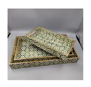 Plateau en bois imprimé élégant fait à la main pour la cuisine, la salle à manger et la décoration intérieure. - Product Image 1