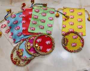Bolsitas tradicionales de seda Potli con hermoso combo de mini thali en múltiples diseños, ideales para frutos secos, bodas, Pooja, Diwali, regalos y recuerdos. - Product Image 3