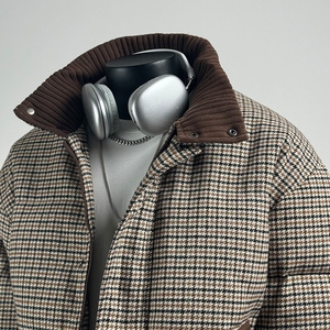 Chaqueta Bomber Corta Marrón Sólida Personalizada para Hombre, Cuello Alto, Botones Cubiertos, Relleno de Poliéster Reciclado, Estilo Urbano de Primavera, Logotipo Frontal - Product Image 6