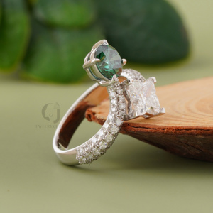 Bague Toi et Moi de luxe en or rose 14 carats avec diamant de laboratoire vert vif taille ronde et taille lys, 1,29 ct, deux pierres, bijou unique et audacieux - Product Image 4