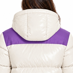 Blouson matelassé personnalisé pour femme avec capuche, fermeture éclair intégrale, blocs de couleur, logo frontal, en polyester, design personnalisé - Product Image 5