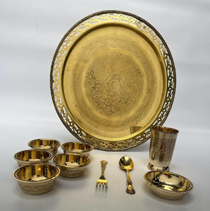 Ensemble de thali en bronze Kansa doré, richement sculpté, avec un bord décoratif en treillis, plusieurs katoris, verres et couverts. - Product Image 1