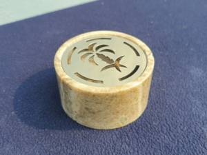 Quemador de Incienso Redondo de Piedra Beige con Tapa Metálica de Palmera, Soporte Duradero para Aromaterapia - Product Image 1