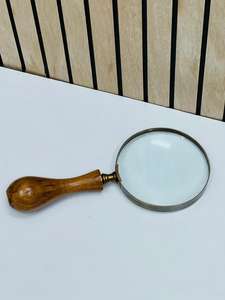 Loupe grossissante de 4 pouces en laiton finition antique avec poignée ronde en bois - Product Image 5