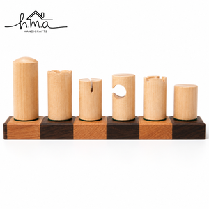 Jeu d'échecs en bois beige naturel et vert forêt avec pièces coniques cylindriques, plateau de rangement carré, décoration de jeu de stratégie moderne - Product Image 2
