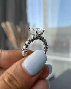 Bague Solitaire Halo Éternité en Moissanite Taille Radiant pour Femme, en Argent 925 Original, Idéale pour Mariage, Promesse ou Cadeau de Mariée - Product Image 2